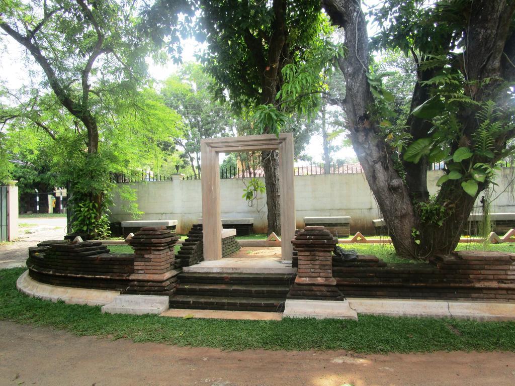 Hotel Shalini Anuradhapura Exterior photo