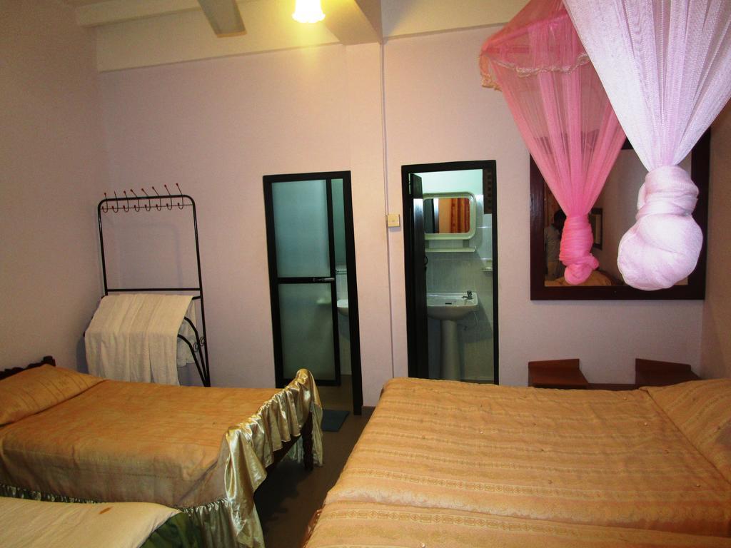 Hotel Shalini Anuradhapura Room photo