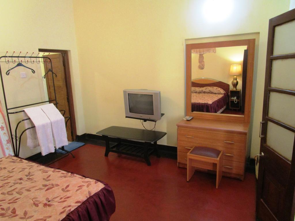 Hotel Shalini Anuradhapura Room photo