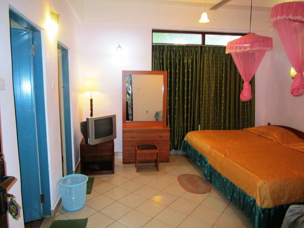 Hotel Shalini Anuradhapura Room photo