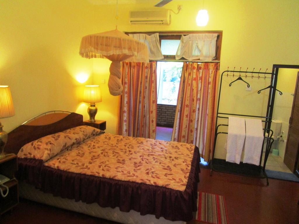 Hotel Shalini Anuradhapura Room photo