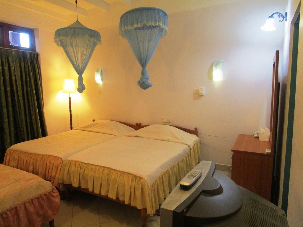Hotel Shalini Anuradhapura Room photo