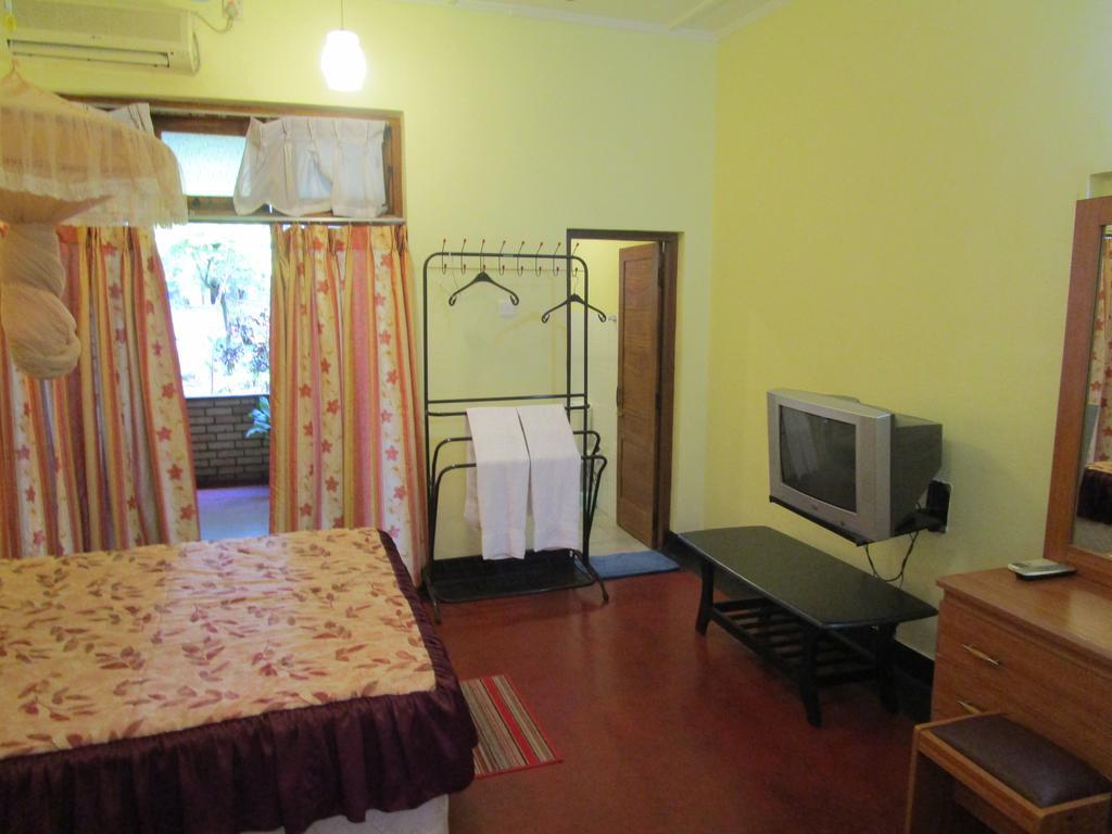 Hotel Shalini Anuradhapura Exterior photo