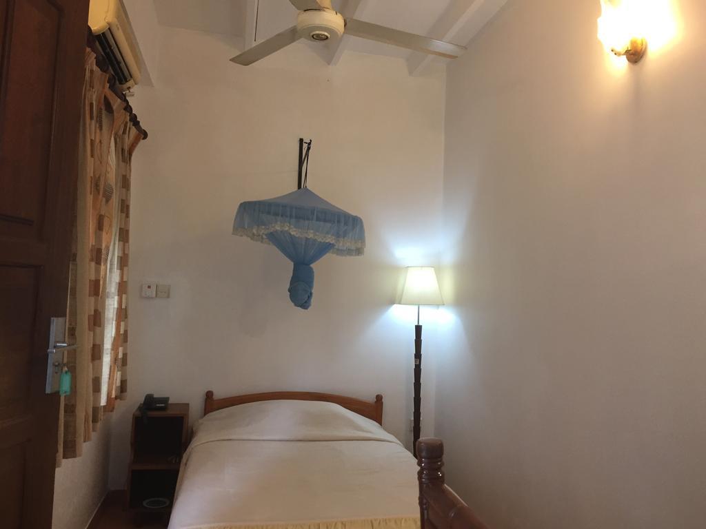 Hotel Shalini Anuradhapura Exterior photo