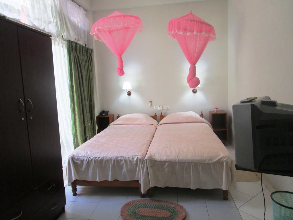 Hotel Shalini Anuradhapura Exterior photo